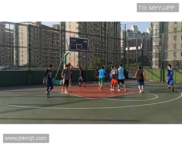 深入分析上海篮球队的运营策略与战术布局探讨